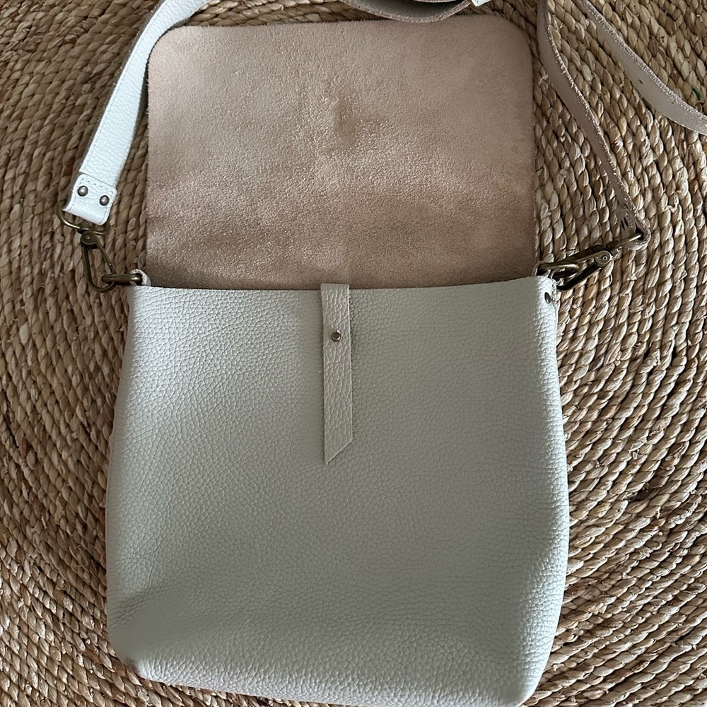 11600 Leather Goods Women's Leather Crossbody Bag - Picture 3 of 8